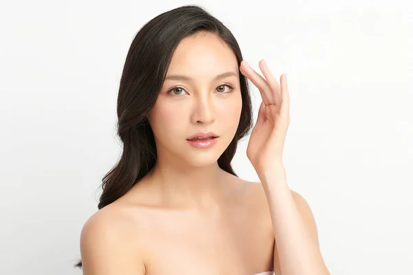 Schöne Junge Asiatische Frau Mit Sauberer Frischer Haut Auf Weißem — Stockfoto