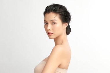 Beyaz arka planda temiz tenli güzel Asyalı kadın, yüz bakımı, yüz bakımı, kozmetoloji, güzellik ve kaplıca, Asyalı kadın portresi.