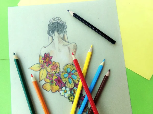 Zbarvení Tužky Papírovém Listu Ženskou Kresbou Květy — Stock fotografie