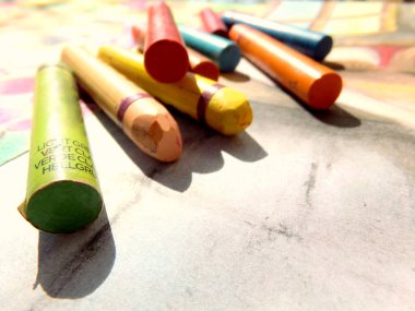 Renkli boya kalemleriyle çizilmiş.