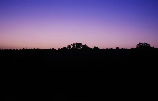 Krajobraz Sylwetce Gór Zachodzie Słońca Który Maluje Niebo Fioletowych Różowych — Zdjęcie stockowe