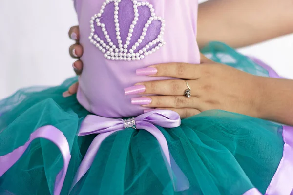 Tangan Ibu Memegang Bayinya Anda Dapat Melihat Gaun Gadis Itu — Stok Foto