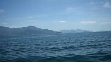 Hareket eden bir yelkenliden dağlara ve Brezilya denizine jet ski sahnenin bir tarafından diğer tarafına geçerken manzara