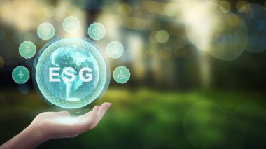 Ağ bağlantısında sürdürülebilir ve etik iş dünyasında çevreci, sosyal ve yönetim için çalışan kadınlarda soyut 3d illüstrasyon ESG simgesi kavramı yeşil arka planda.