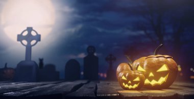 Korkunç cadılar bayramı partisini düşün. Cadılar Bayramı Balkabakları Ormandaki Ürkütücü Ormanda Gece. Gökyüzünün ve büyük ayın arka planında haçlar ve mezarlar var. 3d oluşturma