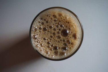 Bir fincan sıcak ve kahverengi kahve.