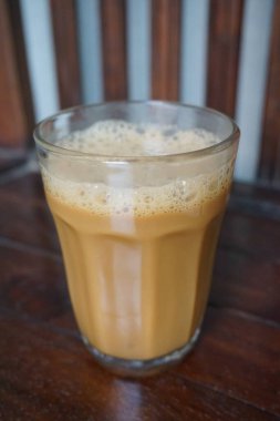 Bir fincan sıcak ve kahverengi kahve.