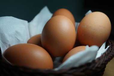 Bir sepet tavuk yumurtası.