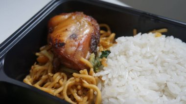 Kızarmış tavuk ve sebzeli pilav.