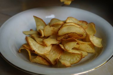 Cassava cipsi, tipik bir Endonezya aperatifi. Kızarmış ve lezzetli.