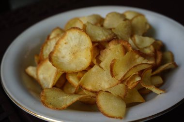 Cassava cipsi, tipik bir Endonezya aperatifi. Kızarmış ve lezzetli.
