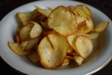 Cassava cipsi, tipik bir Endonezya aperatifi. Kızarmış ve lezzetli.