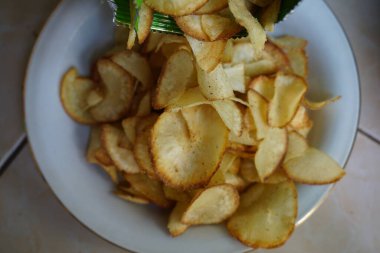 Cassava cipsi, tipik bir Endonezya aperatifi. Kızarmış ve lezzetli.