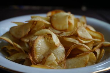 Cassava cipsi, tipik bir Endonezya aperatifi. Kızarmış ve lezzetli.
