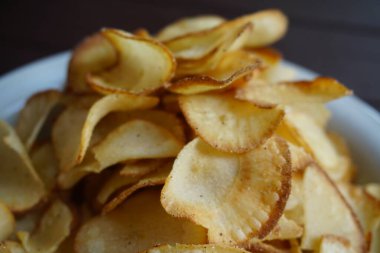 Cassava cipsi, tipik bir Endonezya aperatifi. Kızarmış ve lezzetli.