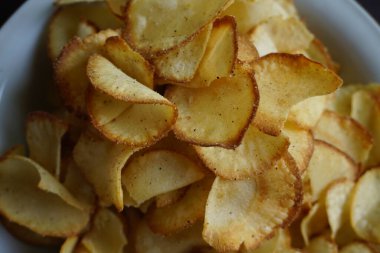 Cassava cipsi, tipik bir Endonezya aperatifi. Kızarmış ve lezzetli.