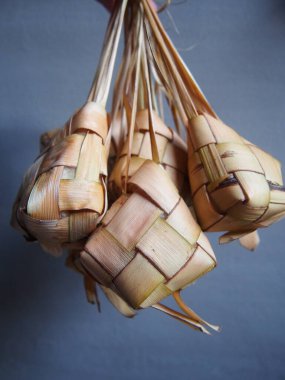 Ketupat, Endonezya 'da tipik bir Kurban Bayramı yemeği olan buğulanmış pirinçle dolu. Genellikle körili tavuk ve hindistan cevizi sütü çorbasıyla servis edilir..