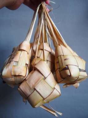 Ketupat, Endonezya 'da tipik bir Kurban Bayramı yemeği olan buğulanmış pirinçle dolu. Genellikle körili tavuk ve hindistan cevizi sütü çorbasıyla servis edilir..