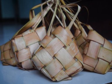 Ketupat, Endonezya 'da tipik bir Kurban Bayramı yemeği olan buğulanmış pirinçle dolu. Genellikle körili tavuk ve hindistan cevizi sütü çorbasıyla servis edilir..