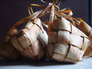 Ketupat, Endonezya 'da tipik bir Kurban Bayramı yemeği olan buğulanmış pirinçle dolu. Genellikle körili tavuk ve hindistan cevizi sütü çorbasıyla servis edilir..