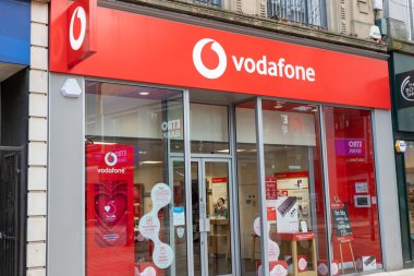 İngiltere 'de Wolverhampton şehrinde logo ve damgalı Vodafone şubesi