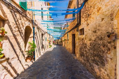 Temmuz 2015 'te İspanya' nın Mayorka adasında Valldemossa 'da Fiestas de la Beata sırasında dekore edilmiş bir ara sokak.