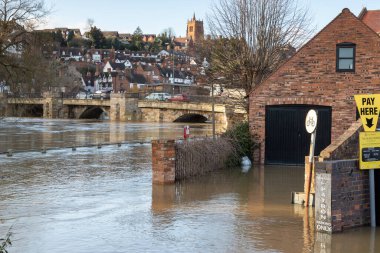 21 Şubat 2022 'de Storm Franklin vurduktan sonra BridgNorth, Shropshire, İngiltere' de sel baskını