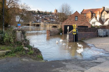 21 Şubat 2022 'de Storm Franklin vurduktan sonra BridgNorth, Shropshire, İngiltere' de sel baskını
