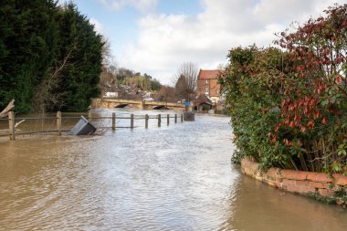 21 Şubat 2022 'de Storm Franklin vurduktan sonra BridgNorth, Shropshire, İngiltere' de sel baskını