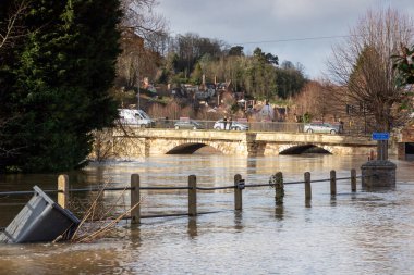 21 Şubat 2022 'de Storm Franklin vurduktan sonra BridgNorth, Shropshire, İngiltere' de sel baskını