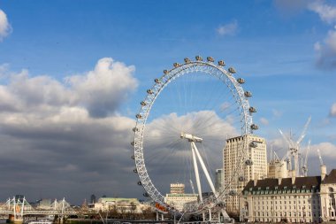 Londra 'nın Thames Nehri üzerindeki Londra Gözü, Birleşik Krallık bulutlu bir günde