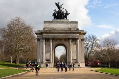 Londra 'nın Knightsbridge bölgesindeki Wellington Kemeri parçalı bulutlu bir günde Napolili savaşları anmaktadır.