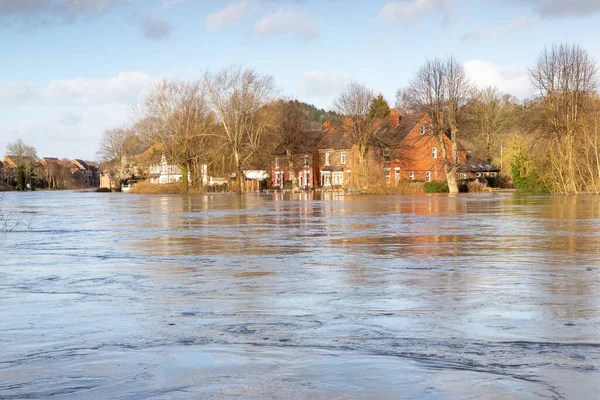 21 Şubat 2022 'de Storm Franklin vurduktan sonra BridgNorth, Shropshire, İngiltere' de sel baskını