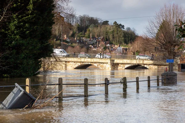 21 Şubat 2022 'de Storm Franklin vurduktan sonra BridgNorth, Shropshire, İngiltere' de sel baskını