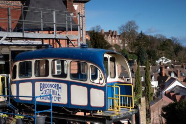Birleşik Krallık 'ın Shropshire kentindeki BridgNorth kasabasında bir Funicular Railway vagonu. Bu vagon, Severn Nehri 'ni görmek ve destek almak için High Town' dan Low Town 'a ziyaretçileri götürecek.