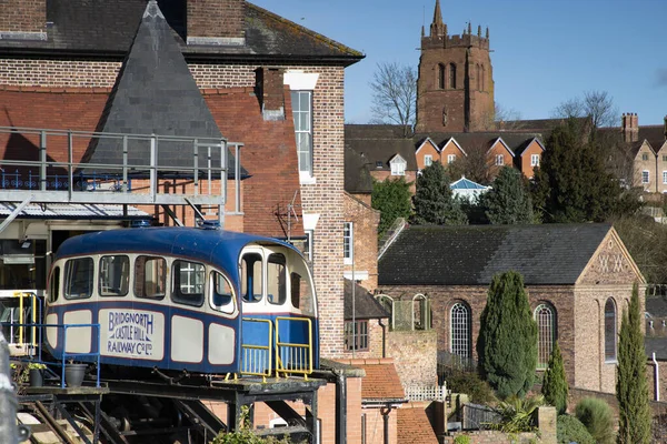 Birleşik Krallık 'ın Shropshire kentindeki BridgNorth kasabasında bir Funicular Railway vagonu. Bu vagon, Severn Nehri 'ni görmek ve destek almak için High Town' dan Low Town 'a ziyaretçileri götürecek.