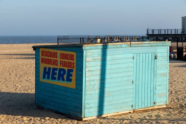 İngiltere 'de Great Yarrmouth, North Norfolk sahilinde bir güneş şemsiyesi ve güverte kiralama kulübesi. Sezon dışı olduğu için kapalı.