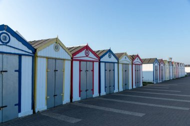 Great Yarrmouth, Kuzey Norfolk, İngiltere 'deki sahil kulübelerinde güzel bir öğleden sonra açık mavi gökyüzü
