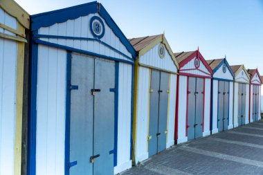 Great Yarrmouth, Kuzey Norfolk, İngiltere 'deki sahil kulübelerinde güzel bir öğleden sonra açık mavi gökyüzü
