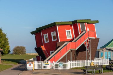 İngiltere 'nin kuzeyindeki Great Yarmouth Pleasure Sahili' ndeki Tepetaklak Ev eğlencesi Mart ayında güzel bir mavi gökyüzü öğleden sonra