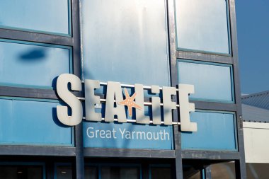 Great Yarmouth, North Norfolk, İngiltere 'deki Deniz Yaşam Merkezi' nin önünde güzel mavi bir gökyüzü gününde