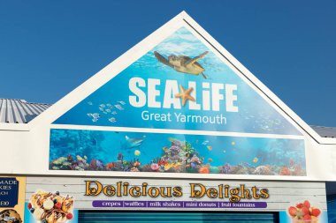 Great Yarmouth, North Norfolk, İngiltere 'deki Deniz Yaşam Merkezi' nin önünde güzel mavi bir gökyüzü gününde