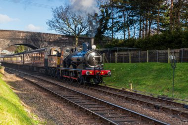 Kuzey Norfolk, İngiltere 'deki Weybourne' daki Poppy Line istasyonundan buharlı tren kalkıyor.