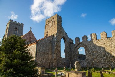 Kuzey Norfolk, İngiltere 'deki Weybourne Kilisesi' nin hem kilise hem de manastır kalıntılarının güzel mavi bir gökyüzü gününde yan görüntüsü.