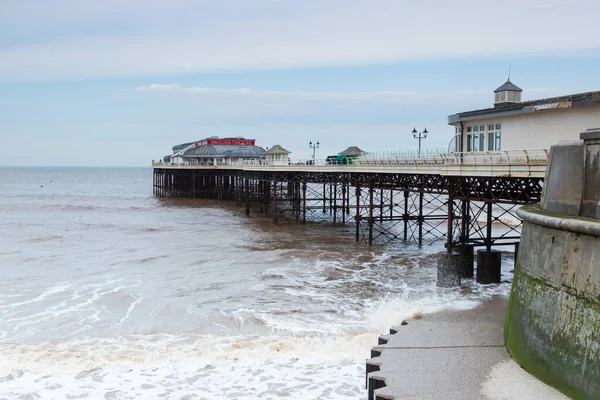 Cromer Pier Con Mar Salpicando Paseo Marítimo Norfolk Del Norte — Foto de Stock