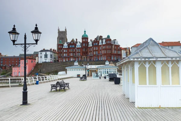 Cromer Pier, Kuzey Norfolk, İngiltere 'deki Hotel De Paris' e bakıyor.