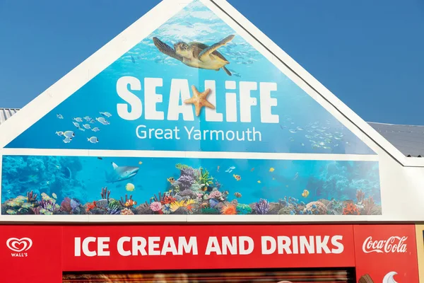 Great Yarmouth, North Norfolk, İngiltere 'deki Deniz Yaşam Merkezi' nin önünde güzel mavi bir gökyüzü gününde