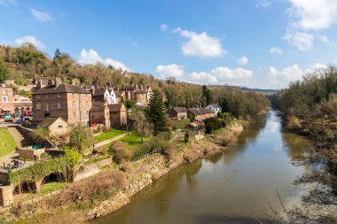 Ironbridge, Shropshire 'daki Severn Nehri' nin yukarısına bakan bir manzara Ironbridge görüş noktasından mavi gökyüzü gününde kasabadaki bazı evlere bakıyor.