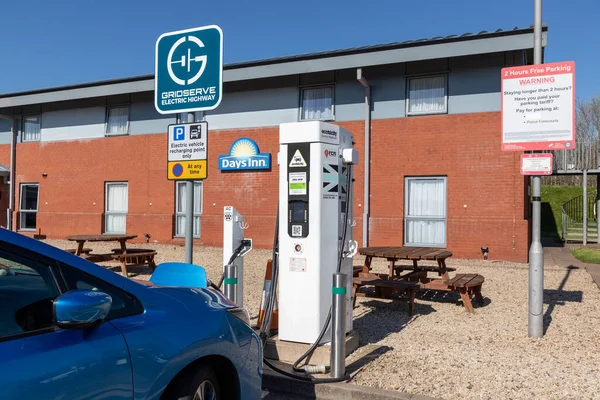Telford, İngiltere - 19 Mart 2022: Shropshire İngiltere 'de Telford yakınlarındaki M54' teki Gridserve Elektrik Otoyolu şarj noktasında elektrikli araç.