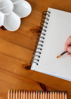 Ahşap bir arka planda sanat aksesuarlarının düz bir görünümü